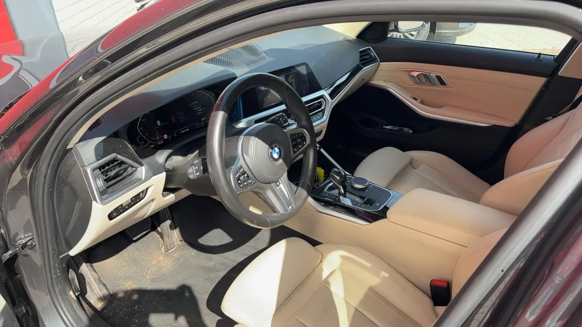 320i High Executive Edition AUTOMAAT / TREKHAAK / SFEER / BLACK OPTIC / STOELVERW / CARPLA