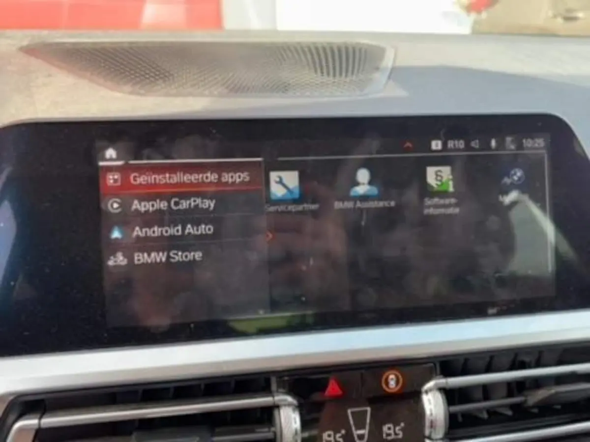 320i High Executive Edition AUTOMAAT / TREKHAAK / SFEER / BLACK OPTIC / STOELVERW / CARPLA