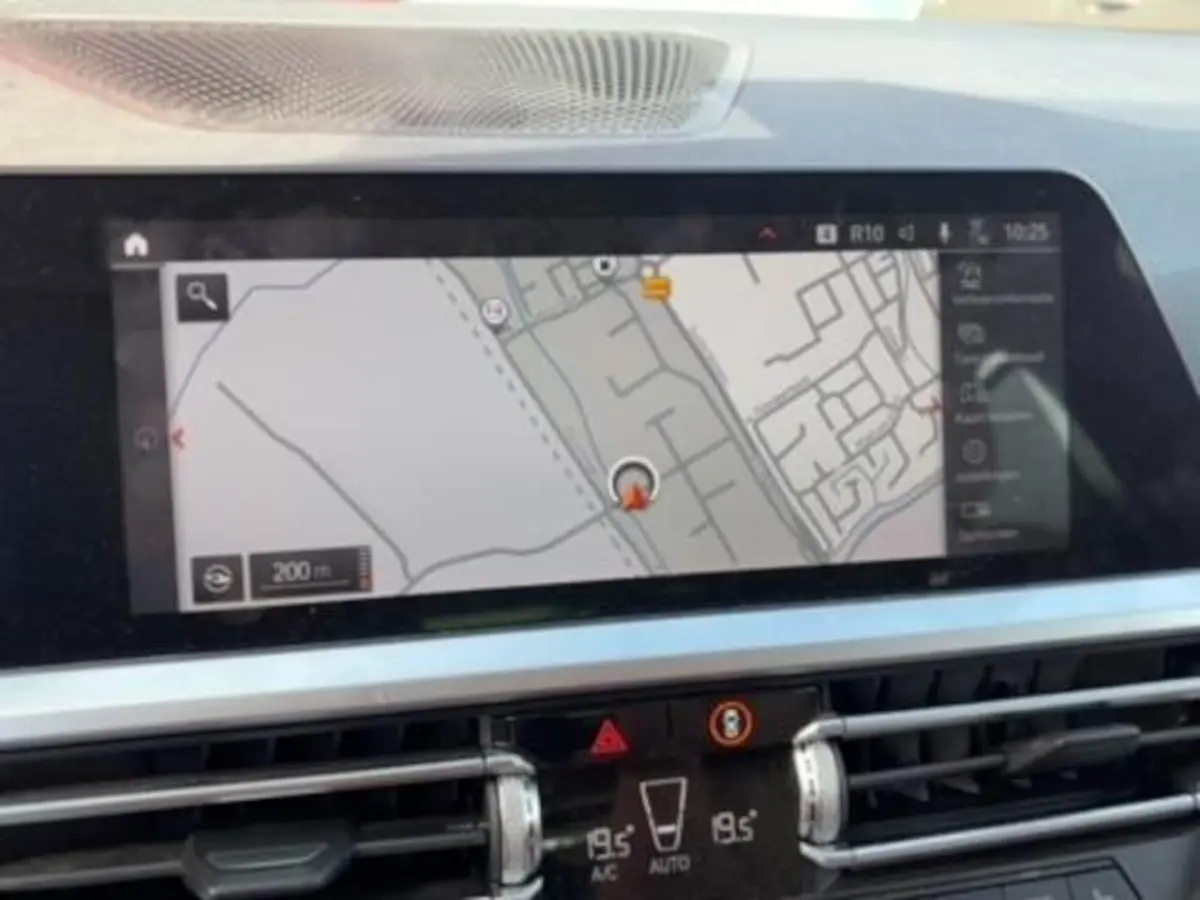 320i High Executive Edition AUTOMAAT / TREKHAAK / SFEER / BLACK OPTIC / STOELVERW / CARPLA