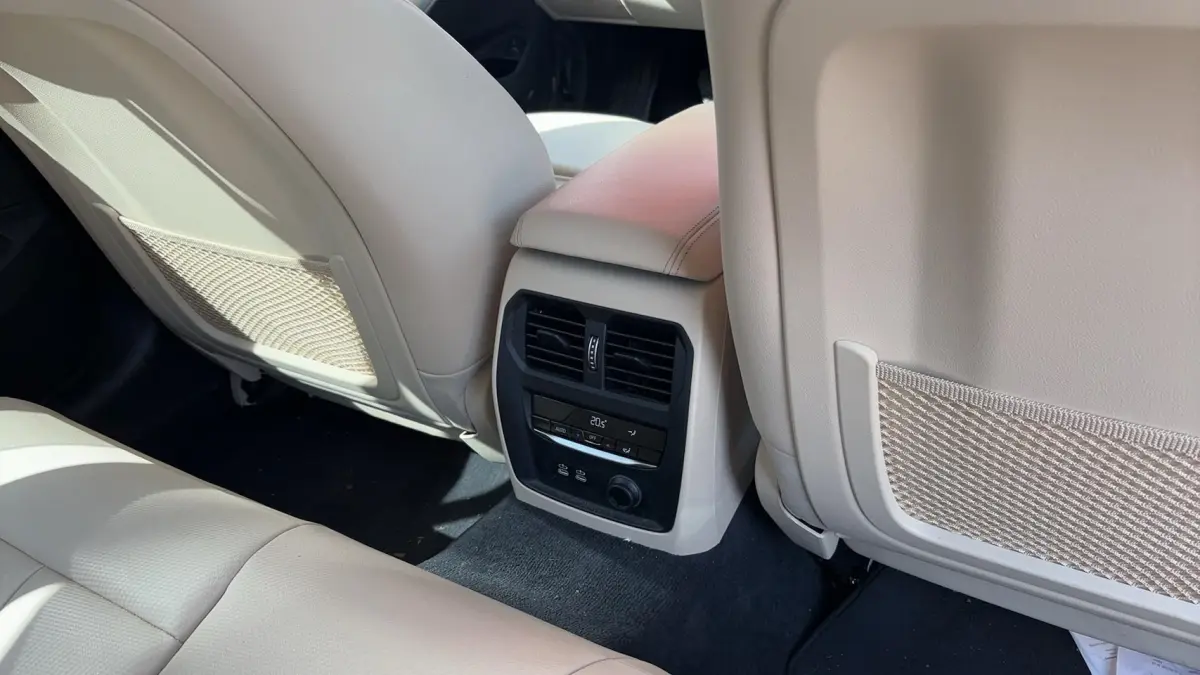 320i High Executive Edition AUTOMAAT / TREKHAAK / SFEER / BLACK OPTIC / STOELVERW / CARPLA