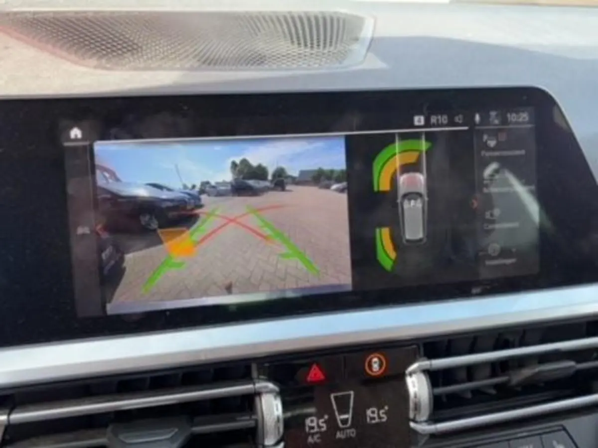 320i High Executive Edition AUTOMAAT / TREKHAAK / SFEER / BLACK OPTIC / STOELVERW / CARPLA