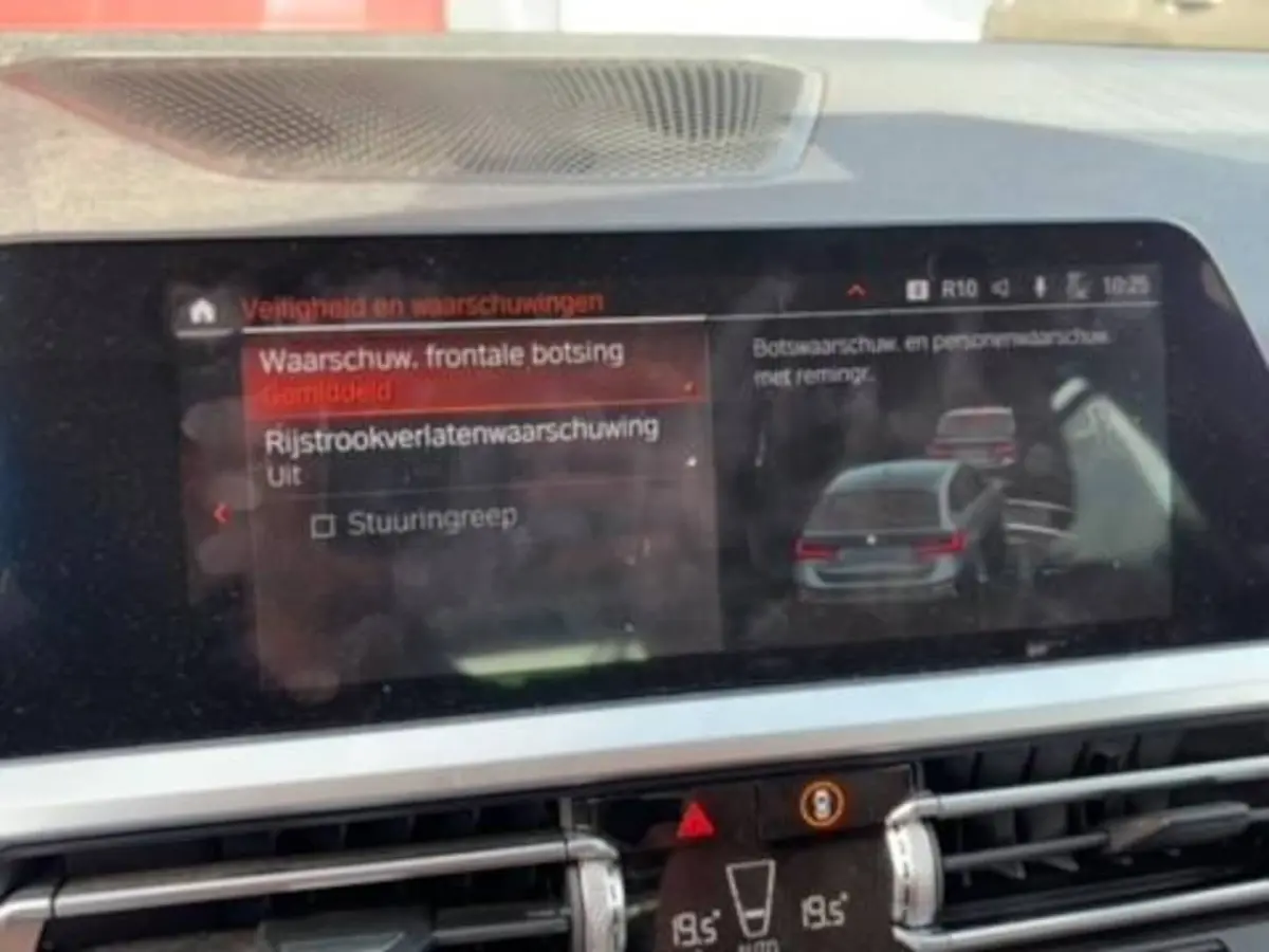 320i High Executive Edition AUTOMAAT / TREKHAAK / SFEER / BLACK OPTIC / STOELVERW / CARPLA