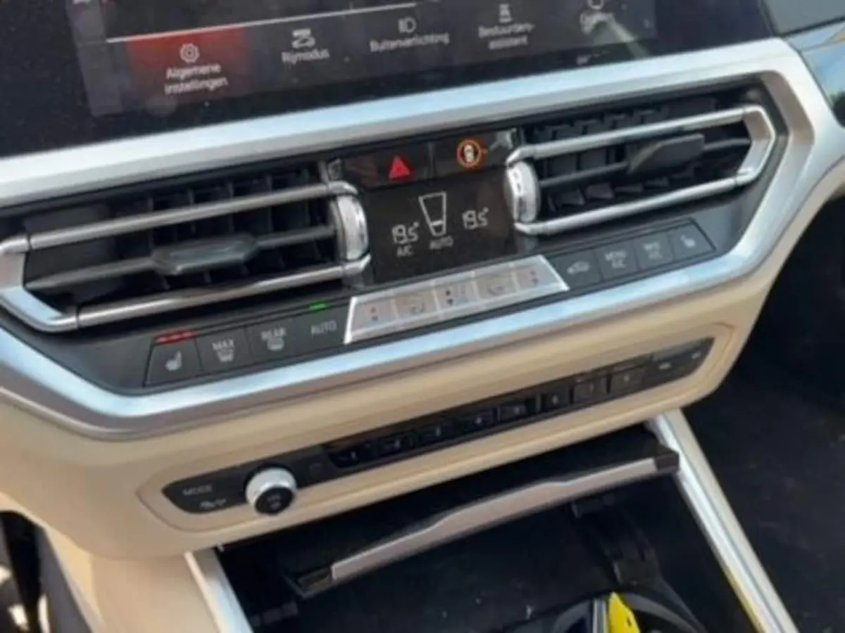 320i High Executive Edition AUTOMAAT / TREKHAAK / SFEER / BLACK OPTIC / STOELVERW / CARPLA