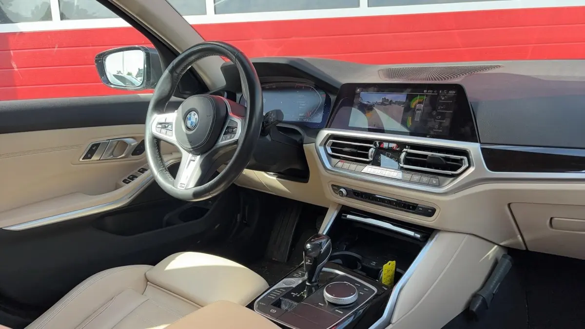 320i High Executive Edition AUTOMAAT / TREKHAAK / SFEER / BLACK OPTIC / STOELVERW / CARPLA