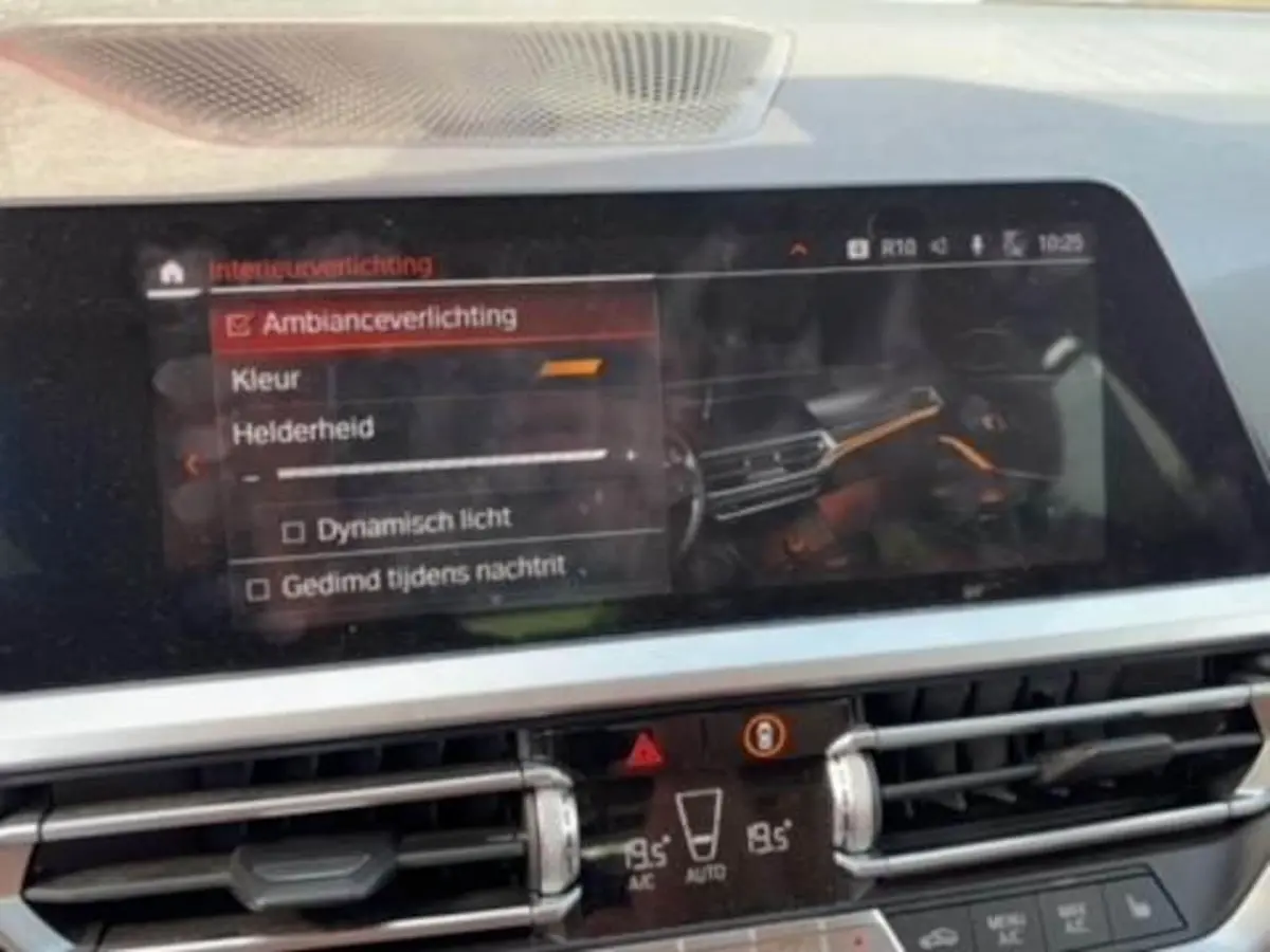 320i High Executive Edition AUTOMAAT / TREKHAAK / SFEER / BLACK OPTIC / STOELVERW / CARPLA
