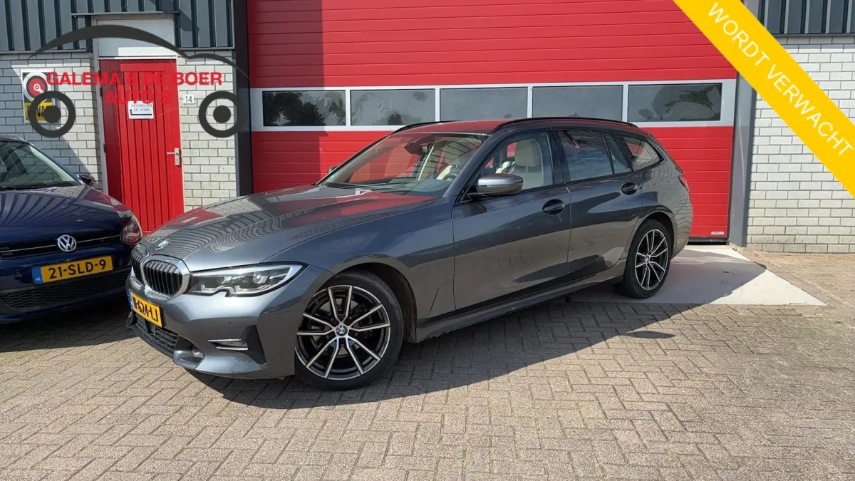 320i High Executive Edition AUTOMAAT / TREKHAAK / SFEER / BLACK OPTIC / STOELVERW / CARPLA