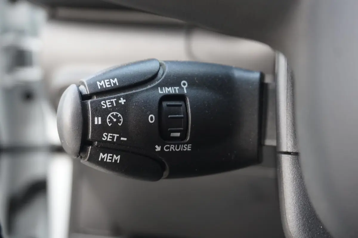 1.2 PureTech Shine / navigatie / camera / automaat / car play / cruise control / stoelverw