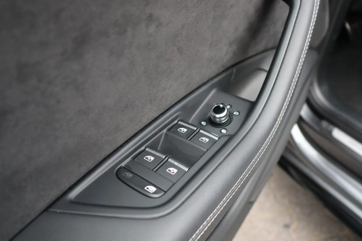 45 TFSI quattro S edition, Pano, RS-stoelen