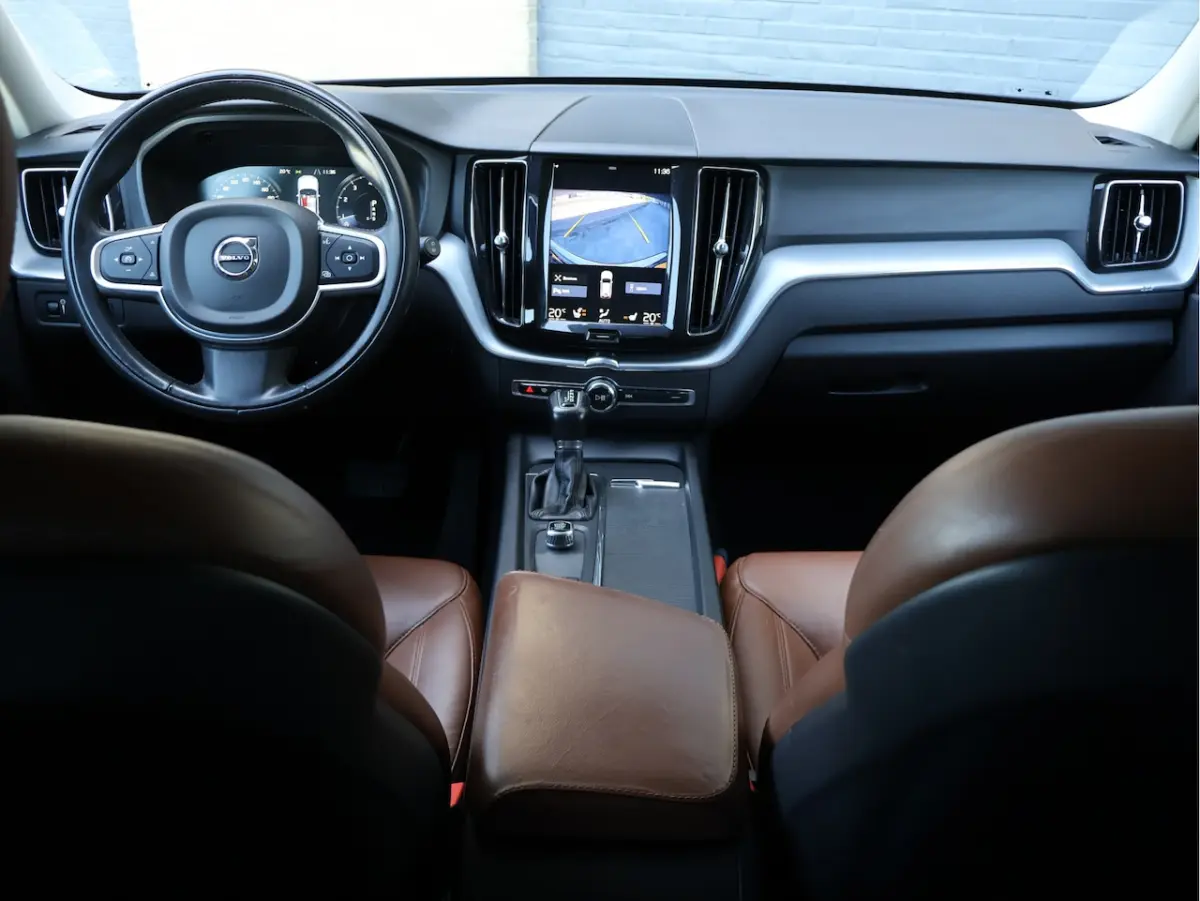 2.0 T4 Momentum Pro Polestar Engineered | Bruin Leder | Trekhaak 2.300KG | Camera | CarPla
