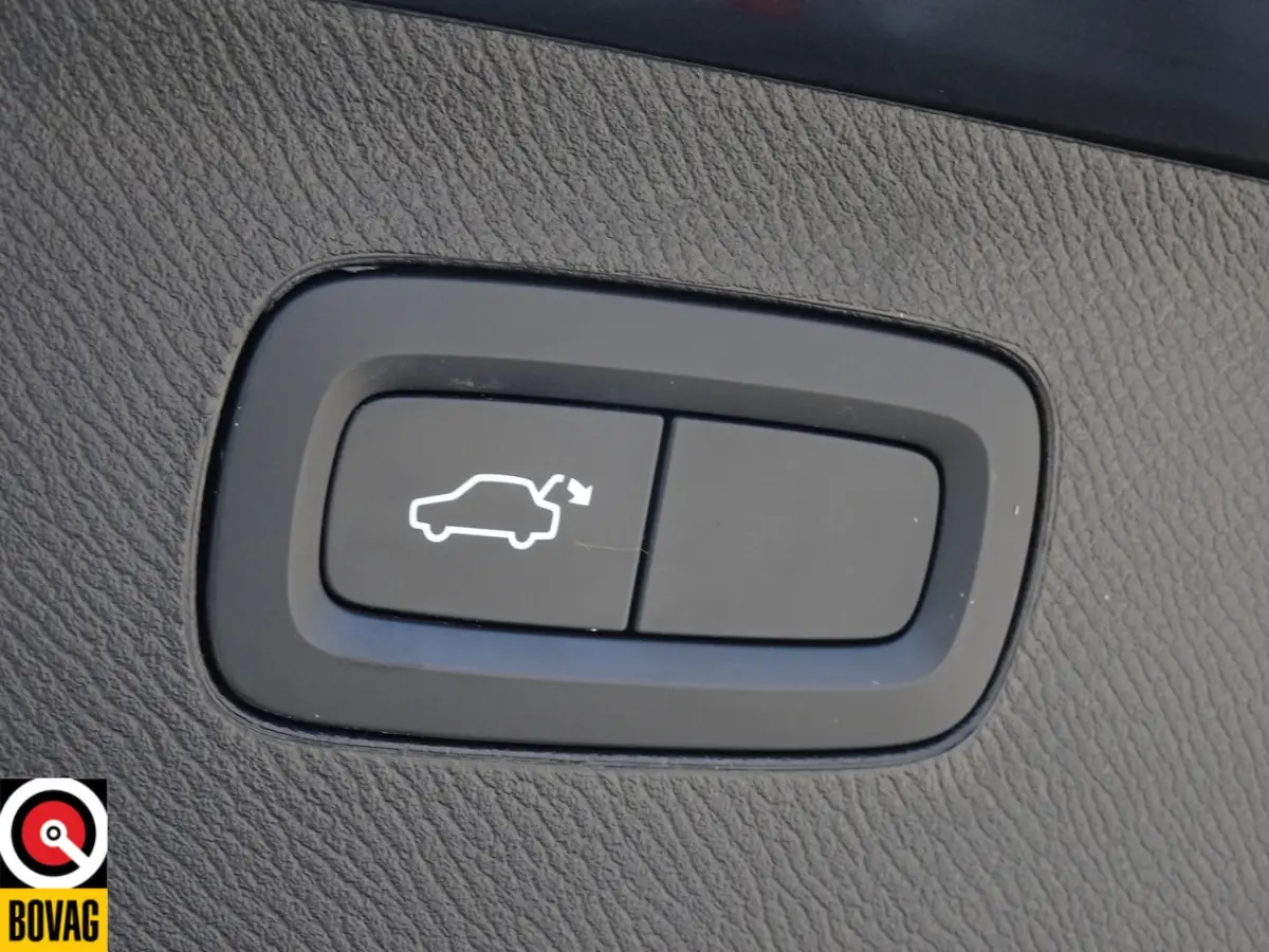 2.0 T8 Twin Engine AWD Momentum Pro