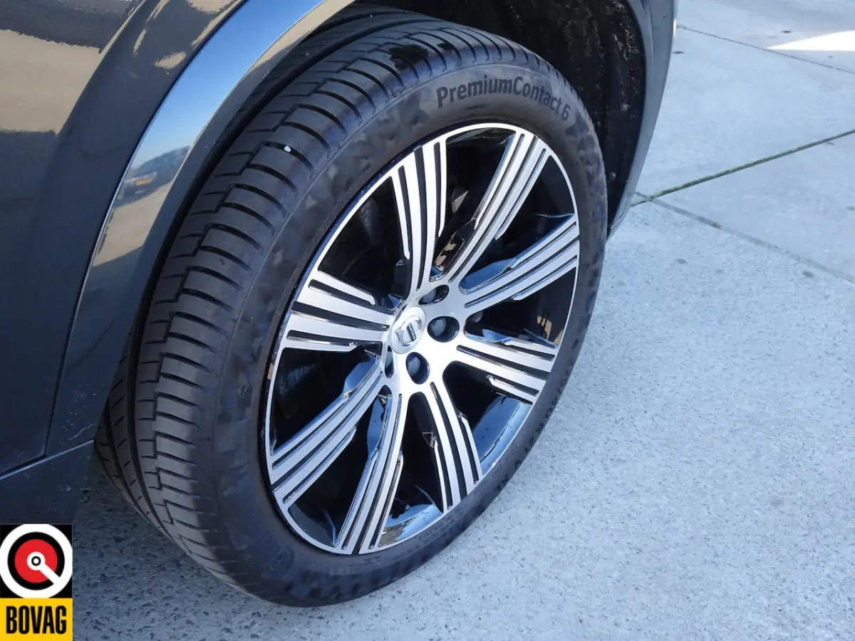 2.0 T8 Twin Engine AWD Momentum Pro