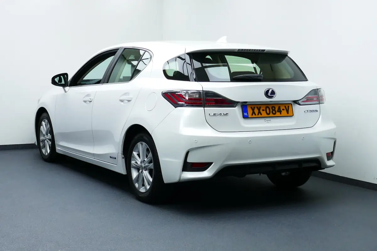 Sport Edition. Wit Metallic, Camera, Navi, Clima, 17"LMV All Season Banden