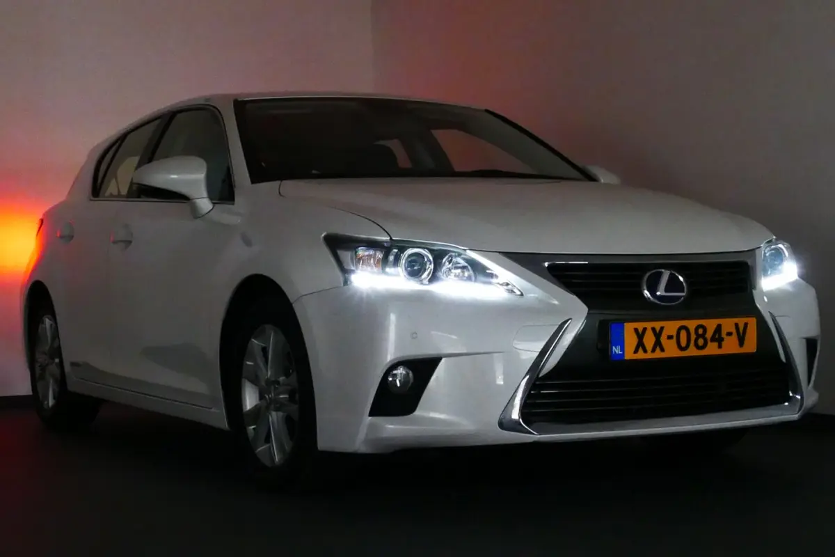 Sport Edition. Wit Metallic, Camera, Navi, Clima, 17"LMV All Season Banden