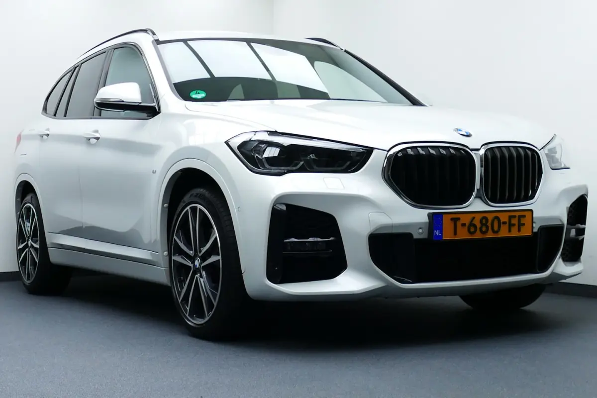 sDrive18i High Executive. Camera, Leer, StoelVerw, Full Led, Elek A Klep, 19"LM Velgen