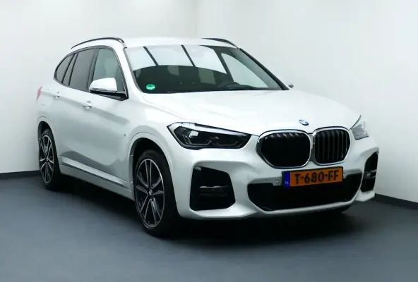 sDrive18i High Executive. Camera, Leer, StoelVerw, Full Led, Elek A Klep, 19"LM Velgen