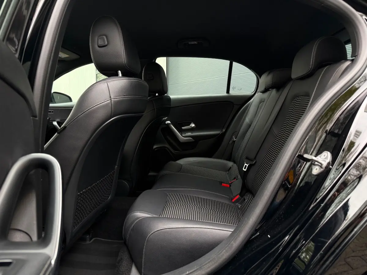 200 Premium Automaat 163 Pk Cruise/Climate/Camera/19 Inch/PDC/Leder/Navi/Bluetooth/LED/Apk