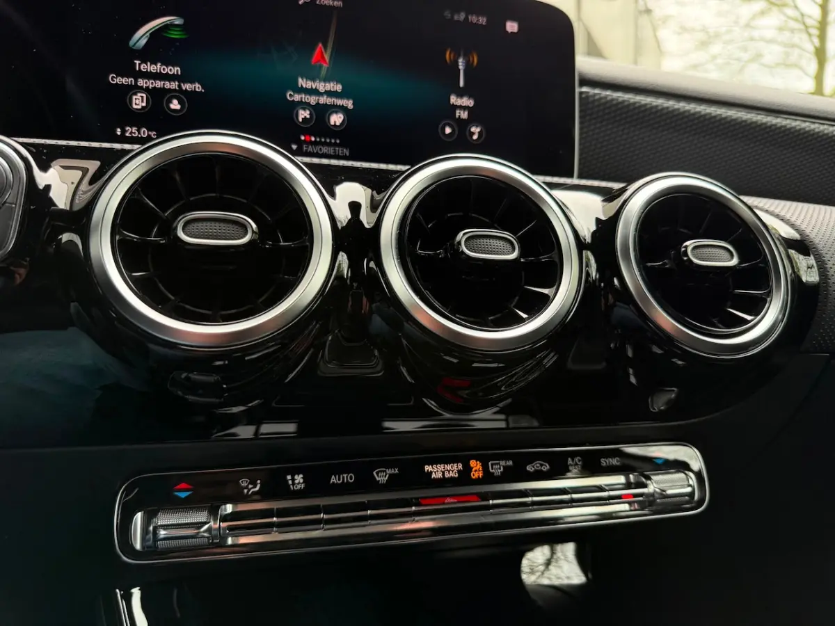200 Premium Automaat 163 Pk Cruise/Climate/Camera/19 Inch/PDC/Leder/Navi/Bluetooth/LED/Apk