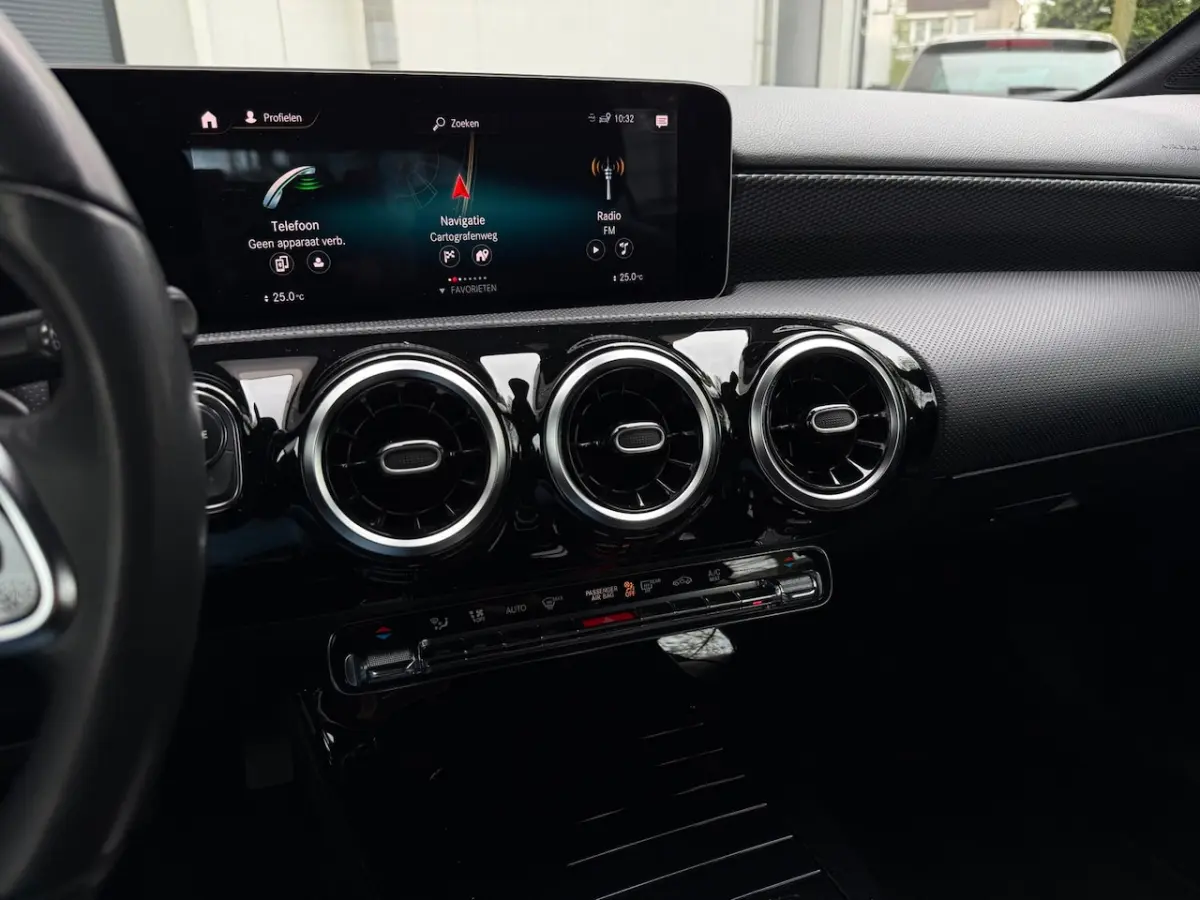 200 Premium Automaat 163 Pk Cruise/Climate/Camera/19 Inch/PDC/Leder/Navi/Bluetooth/LED/Apk
