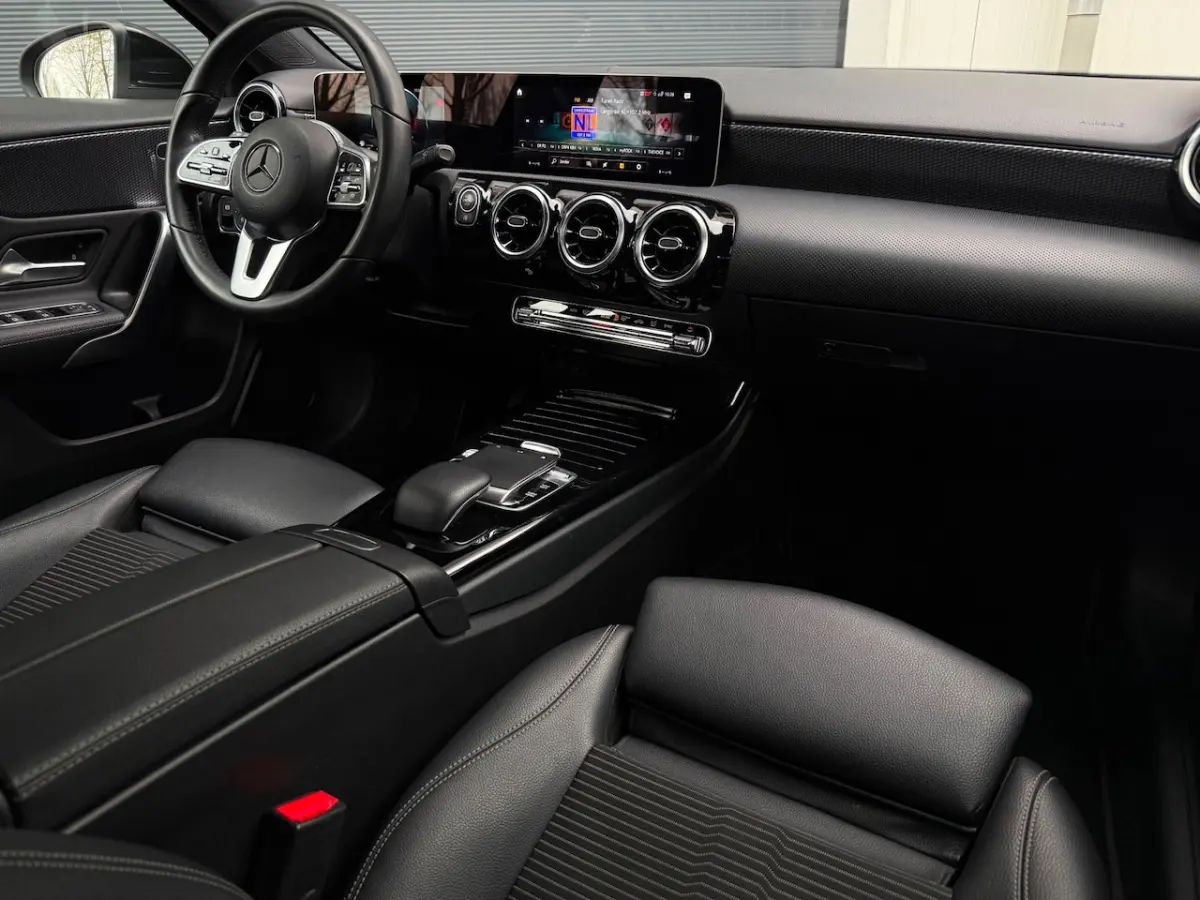 200 Premium Automaat 163 Pk Cruise/Climate/Camera/19 Inch/PDC/Leder/Navi/Bluetooth/LED/Apk