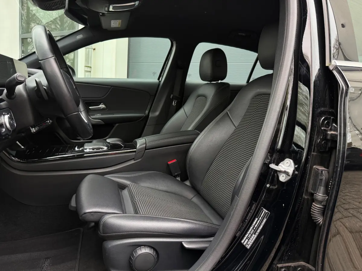 200 Premium Automaat 163 Pk Cruise/Climate/Camera/19 Inch/PDC/Leder/Navi/Bluetooth/LED/Apk