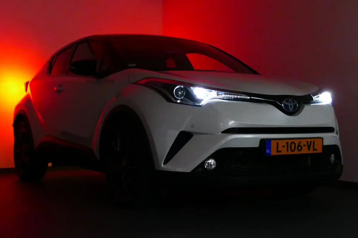 1.8 Hybrid Executive. Bi Tone, Navi, Camera, StoelVerw, 18"LMV, Afn Haak