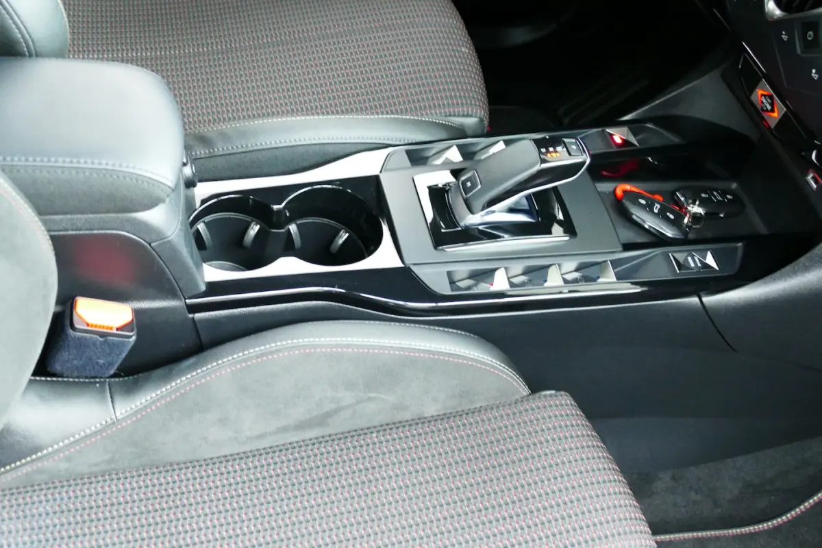 1.2 130pk Performance Line Bi-Tone. Stoelverw, Carplay/Android, Clima, Cruise, Led, 17"LMV