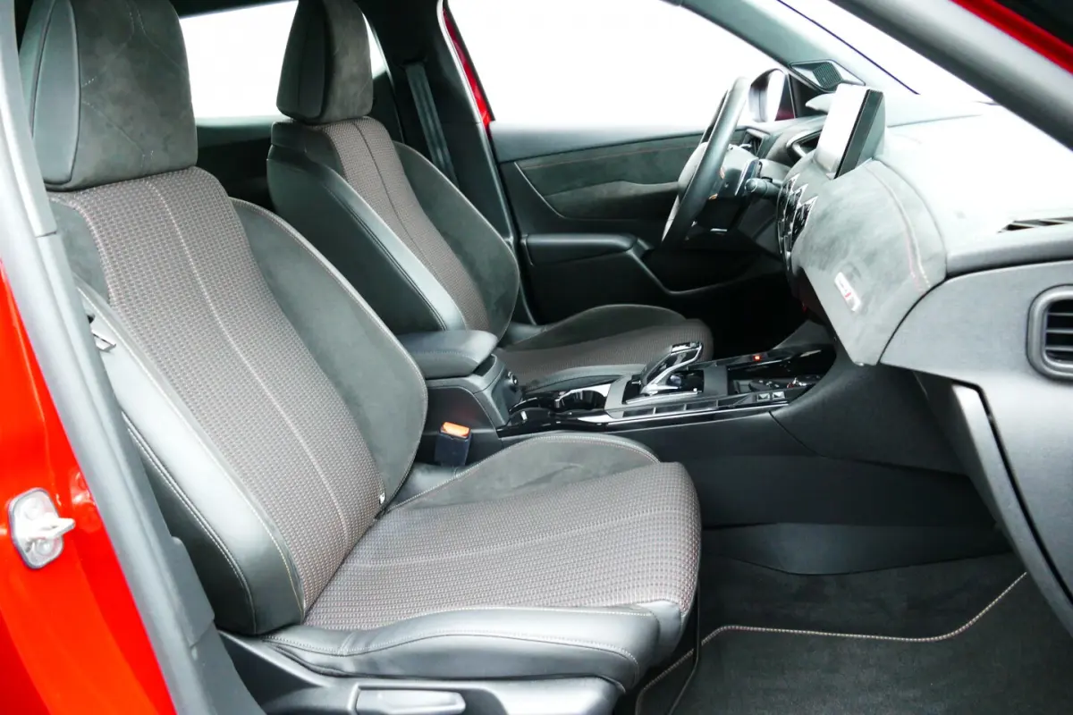 1.2 130pk Performance Line Bi-Tone. Stoelverw, Carplay/Android, Clima, Cruise, Led, 17"LMV