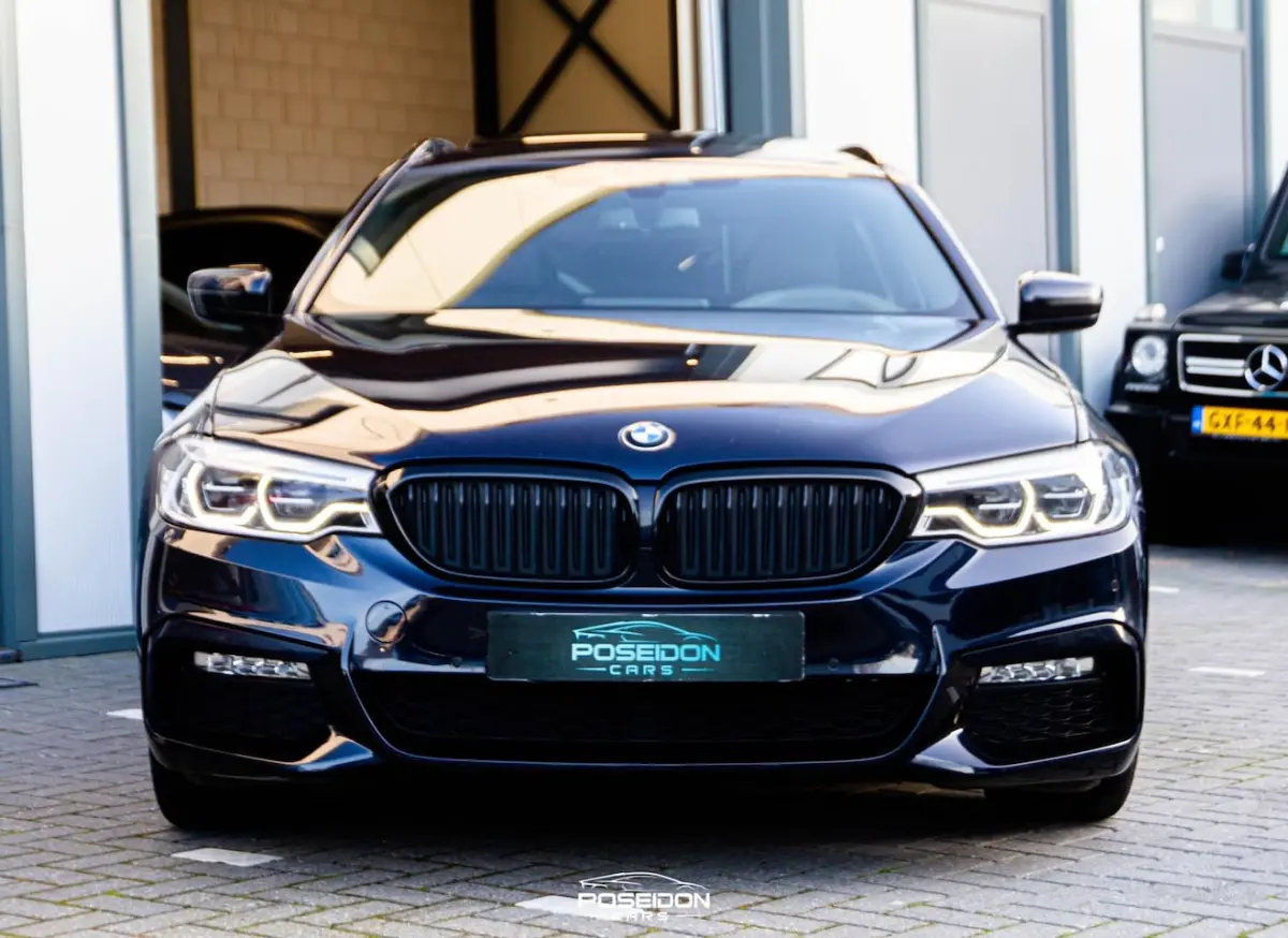 530i M-Pakket | Panoramadak | Memory | Head-Up | A.Camera | Sfeerverlichting | Adaptive LE