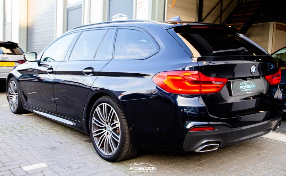 530i M-Pakket | Panoramadak | Memory | Head-Up | A.Camera | Sfeerverlichting | Adaptive LE