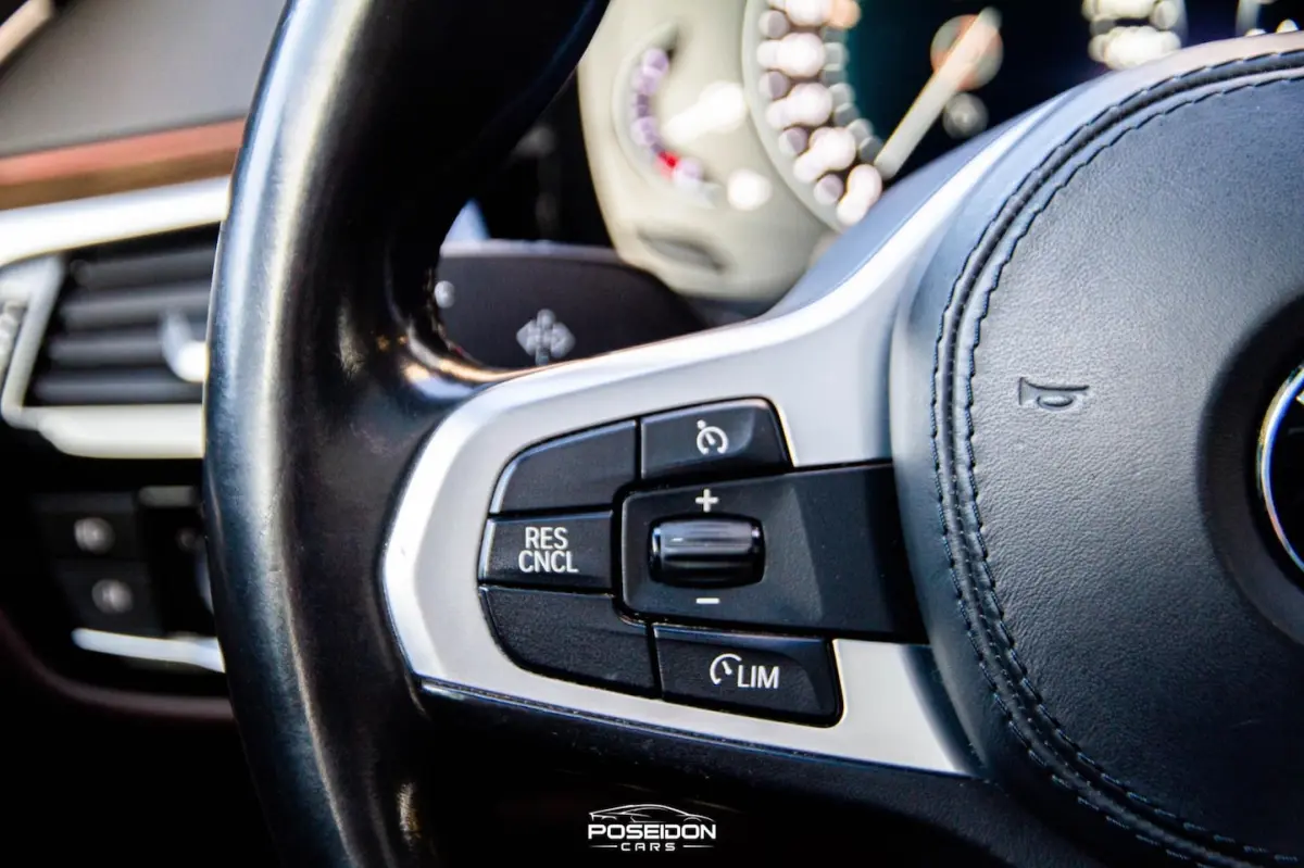 530i M-Pakket | Panoramadak | Memory | Head-Up | A.Camera | Sfeerverlichting | Adaptive LE