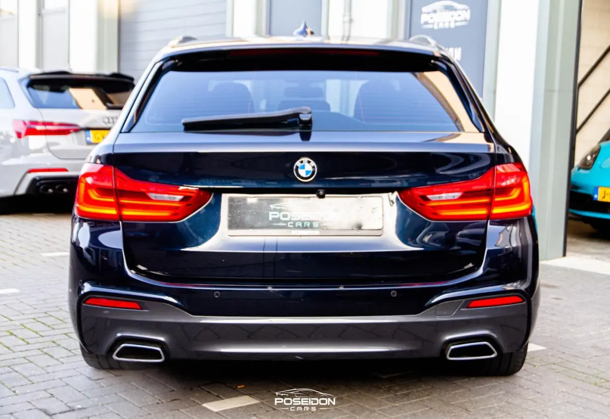 530i M-Pakket | Panoramadak | Memory | Head-Up | A.Camera | Sfeerverlichting | Adaptive LE