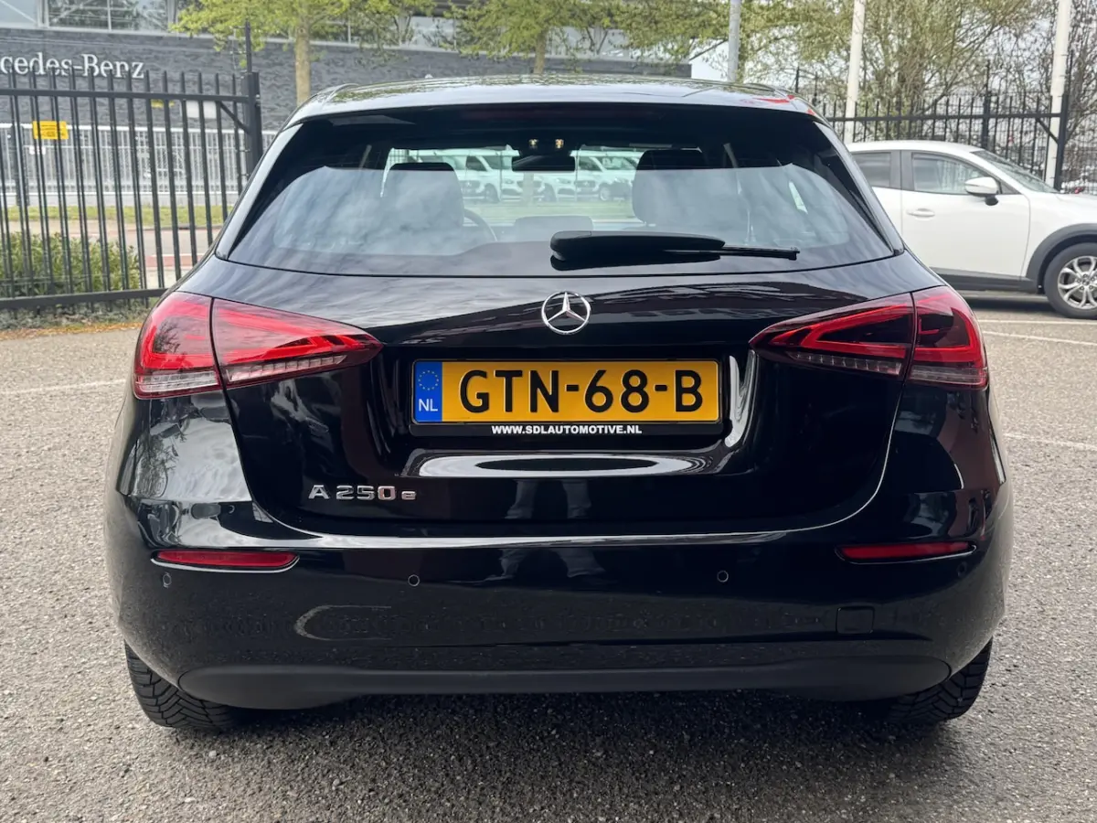 250 e Business Line // DEALER ONDERHOUDEN // WIDESCREEN NAVI // CAMERA // CLIMA // HALF-LE