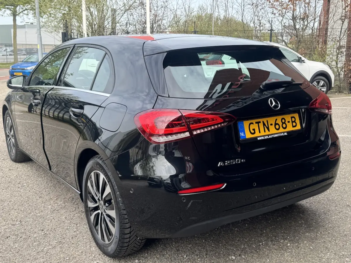 250 e Business Line // DEALER ONDERHOUDEN // WIDESCREEN NAVI // CAMERA // CLIMA // HALF-LE