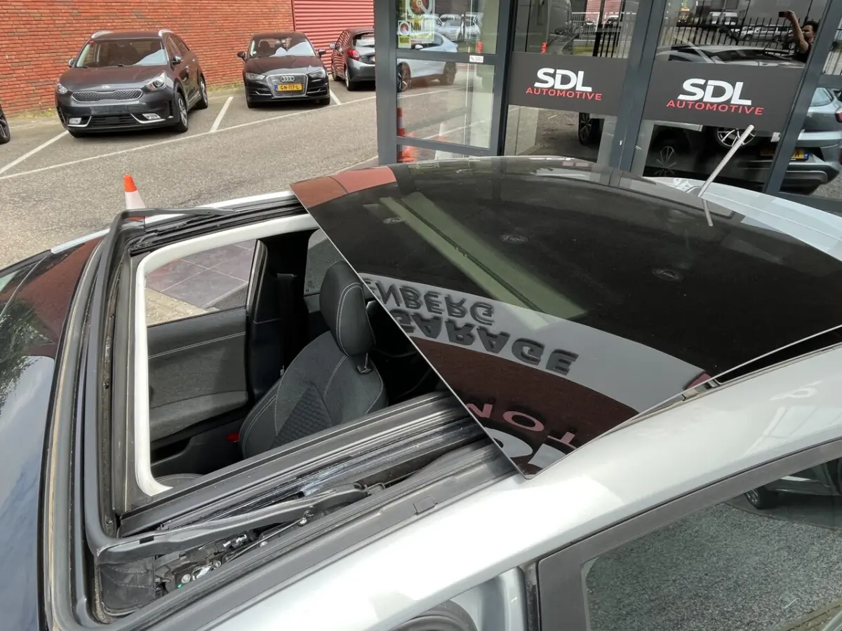1.0 EcoBoost Hybrid Titanium X // PANO SCHUIF DAK // NAVI // PDC // STOEL + STUUR VERWARMI