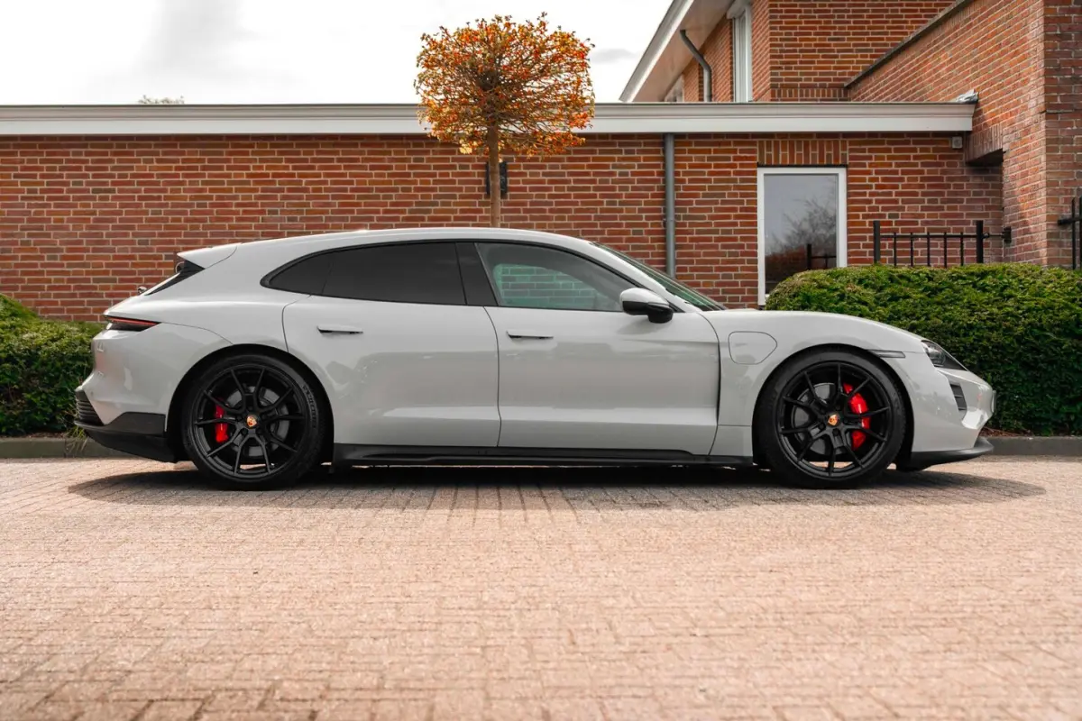 | Krijt grijs | Pano | Sport design | Luchtvering | 21'' GTS