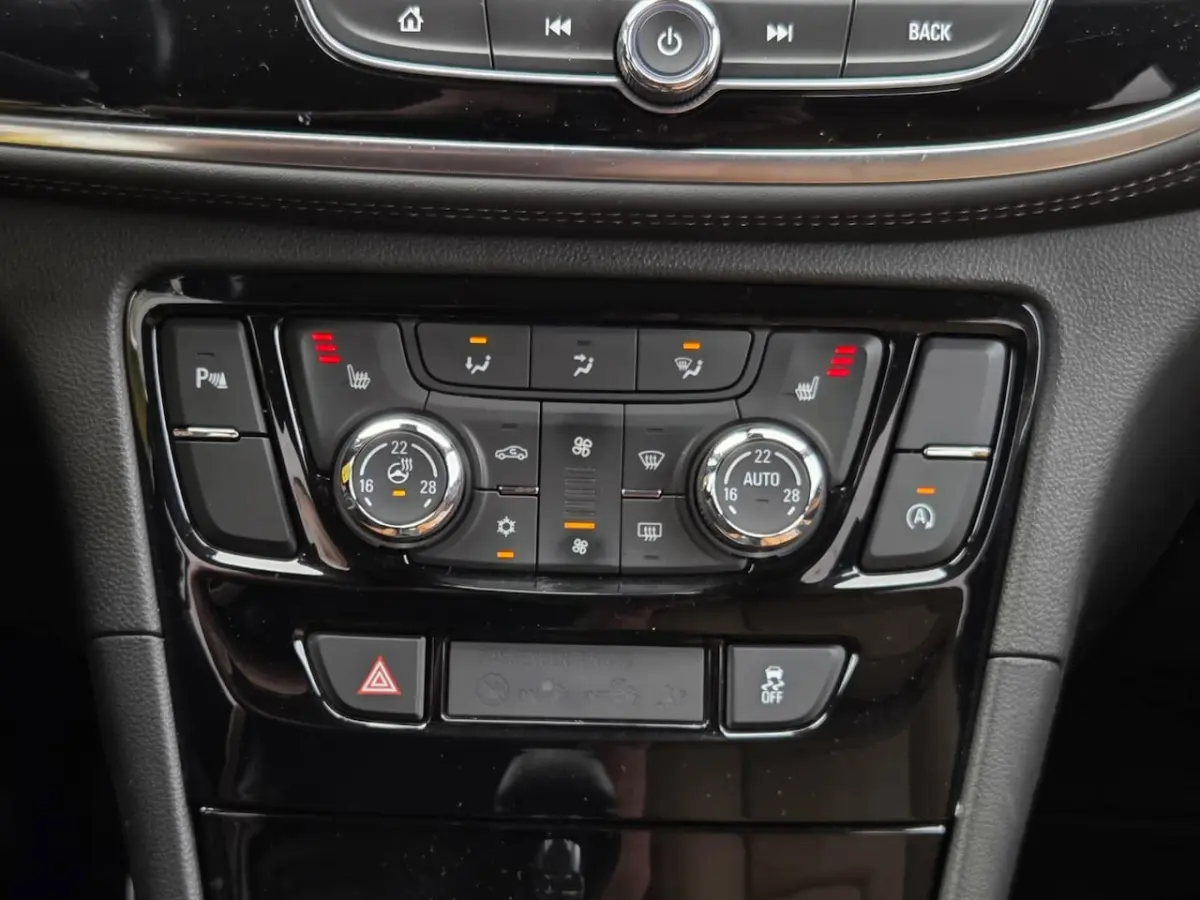 1.4 Turbo Innovation | Bruin Leder | Stoelv + Stuurv | Navi | Tel | Carplay | Android Auto