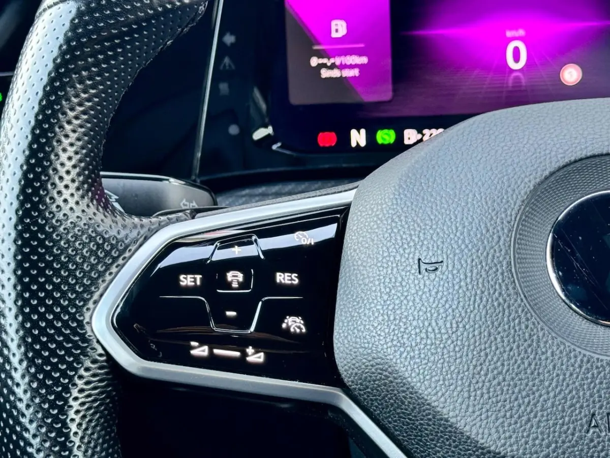 1.5 eTSI R-Line Pano/IQ.Light/Camera