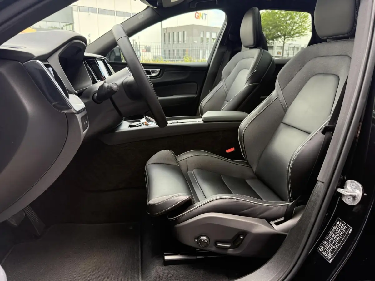2.0 T8 Plug-in hybrid AWD Plus Black Edition HARMAN / PANO