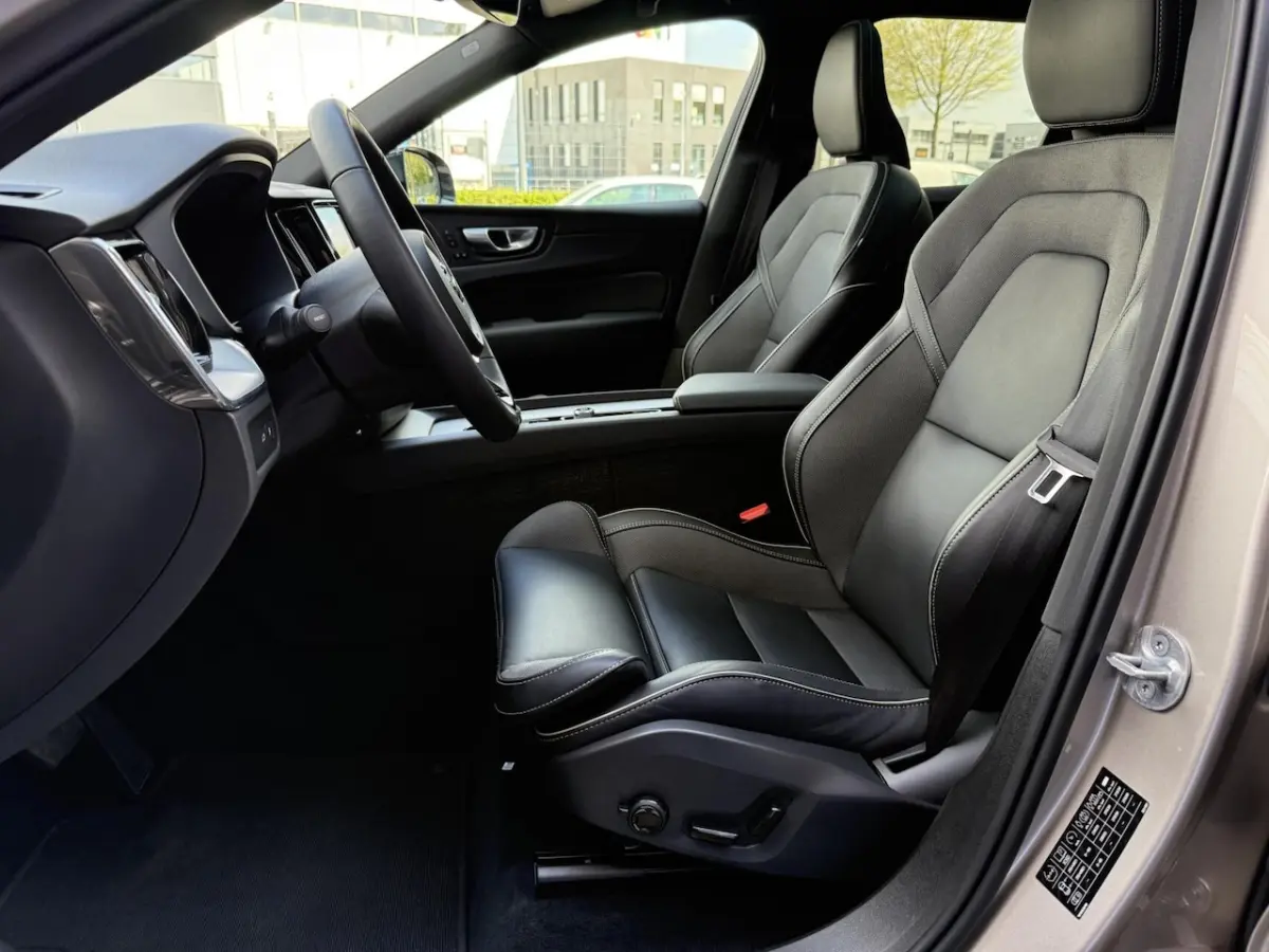 2.0 T8 Plug-in hybrid AWD Plus Dark PANO 360 ADAPTIVE CR
