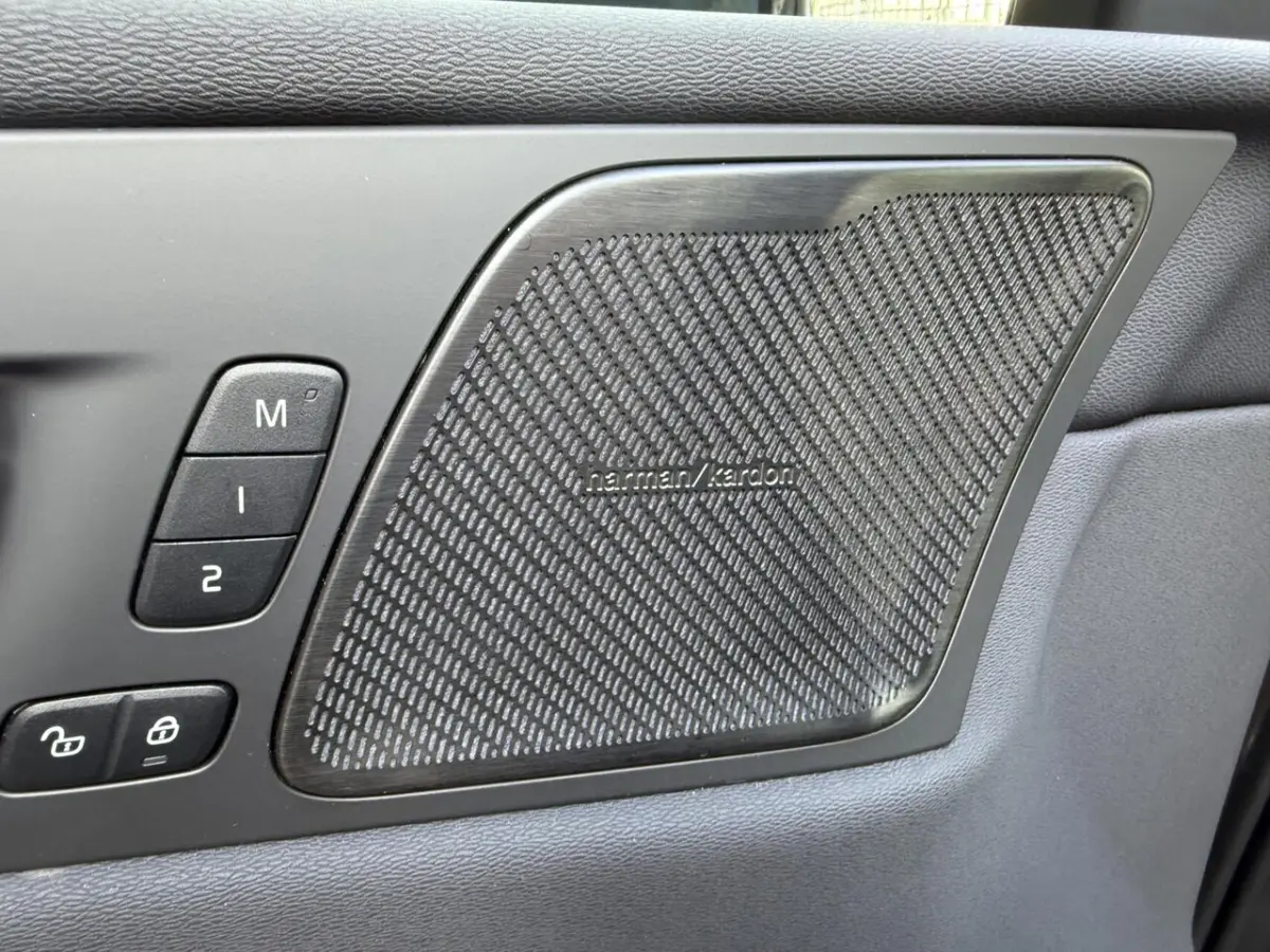 2.0 T8 Plug-in hybrid AWD Plus Dark PANO 360 ADAPTIVE CR