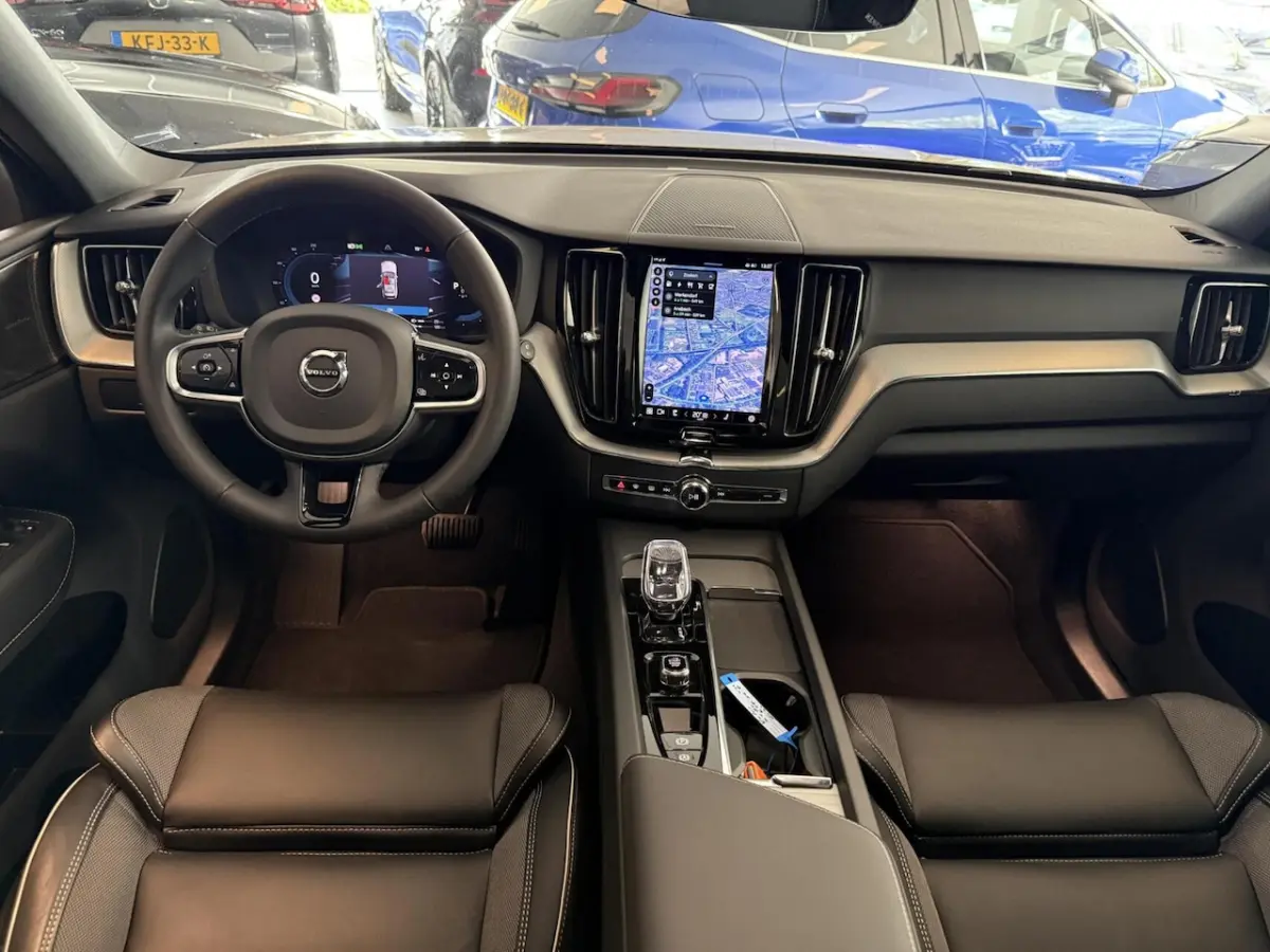 2.0 T8 Plug-in hybrid AWD Plus Dark PANO 360 ADAPTIVE CR