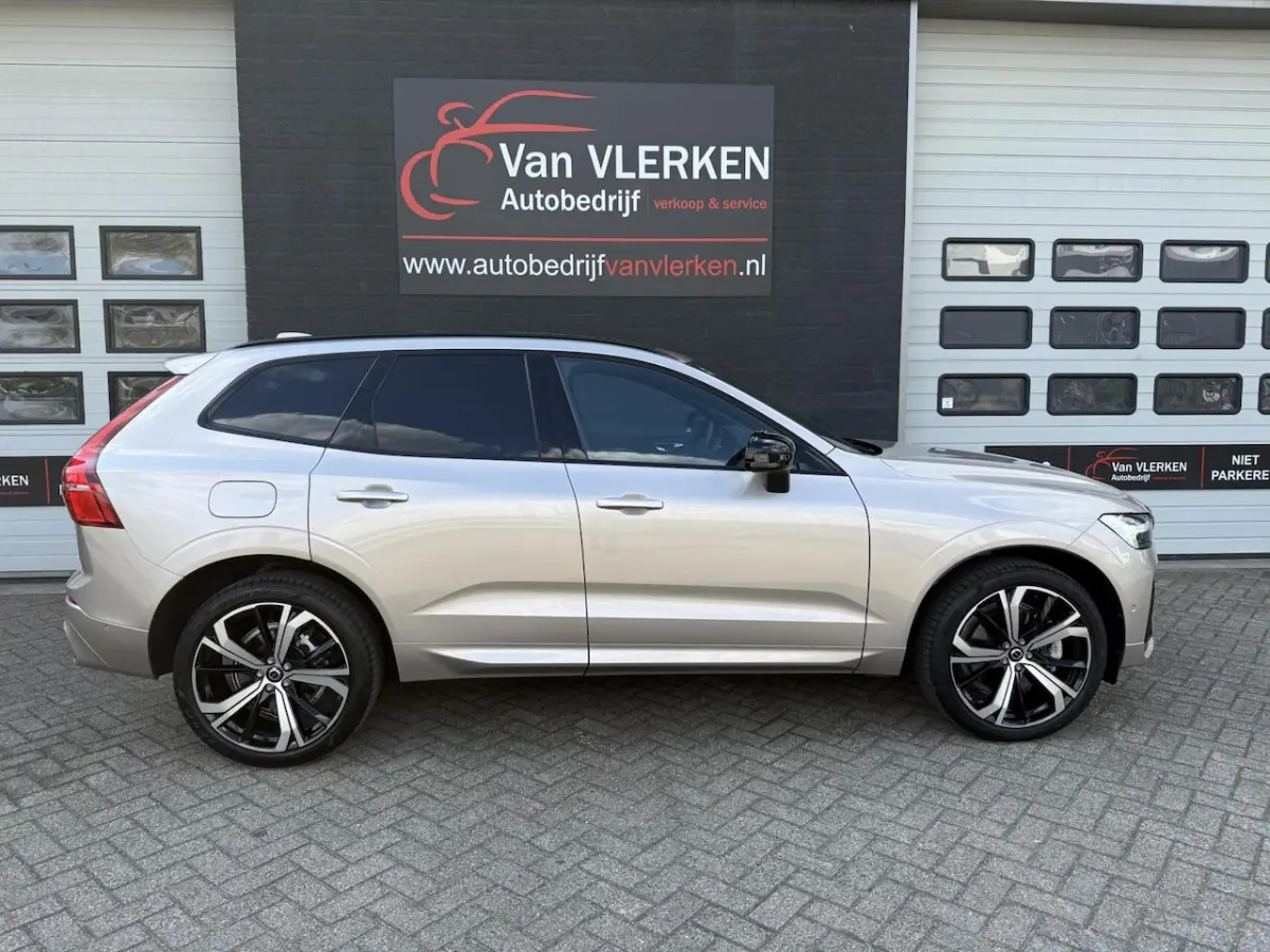 2.0 T8 Plug-in hybrid AWD Plus Dark PANO 360 ADAPTIVE CR