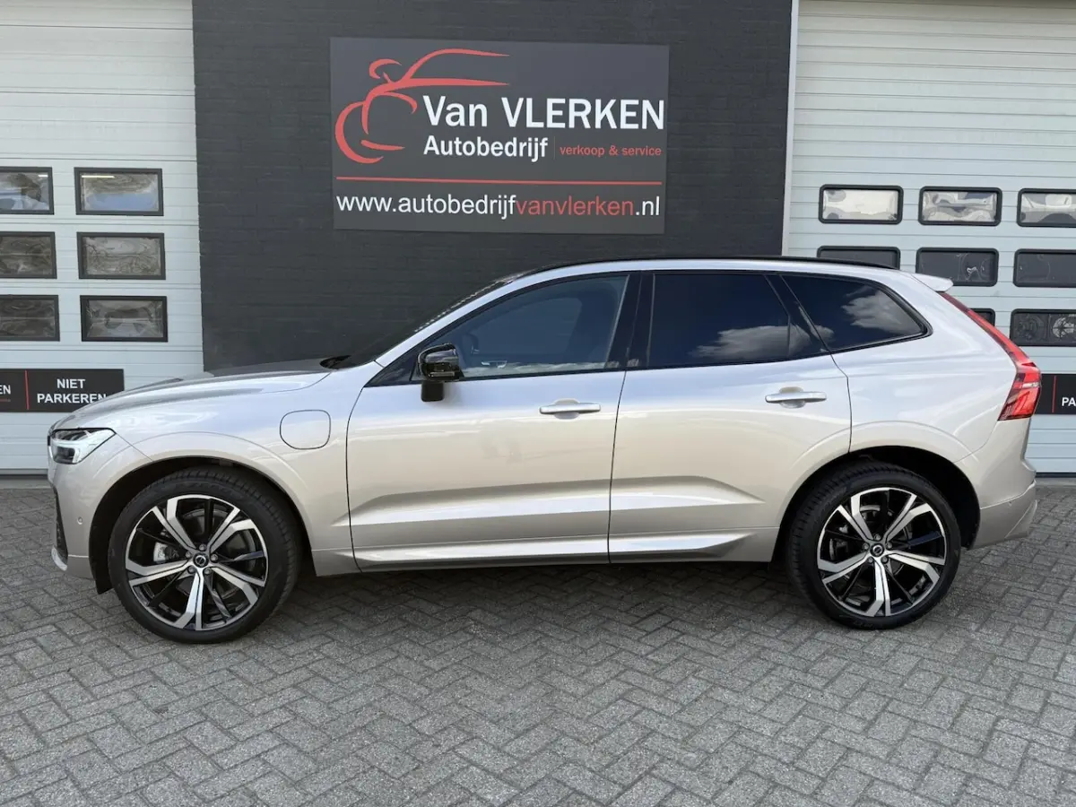 2.0 T8 Plug-in hybrid AWD Plus Dark PANO 360 ADAPTIVE CR