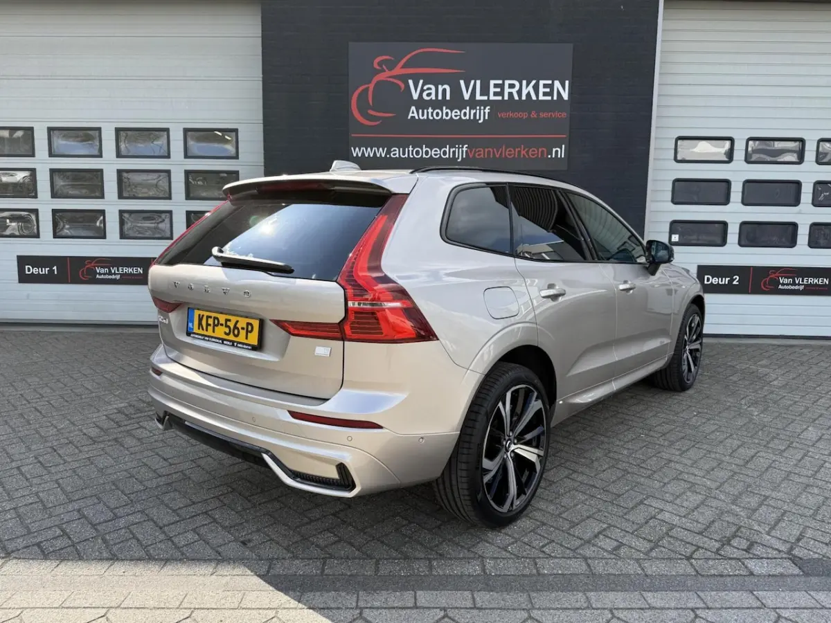 2.0 T8 Plug-in hybrid AWD Plus Dark PANO 360 ADAPTIVE CR
