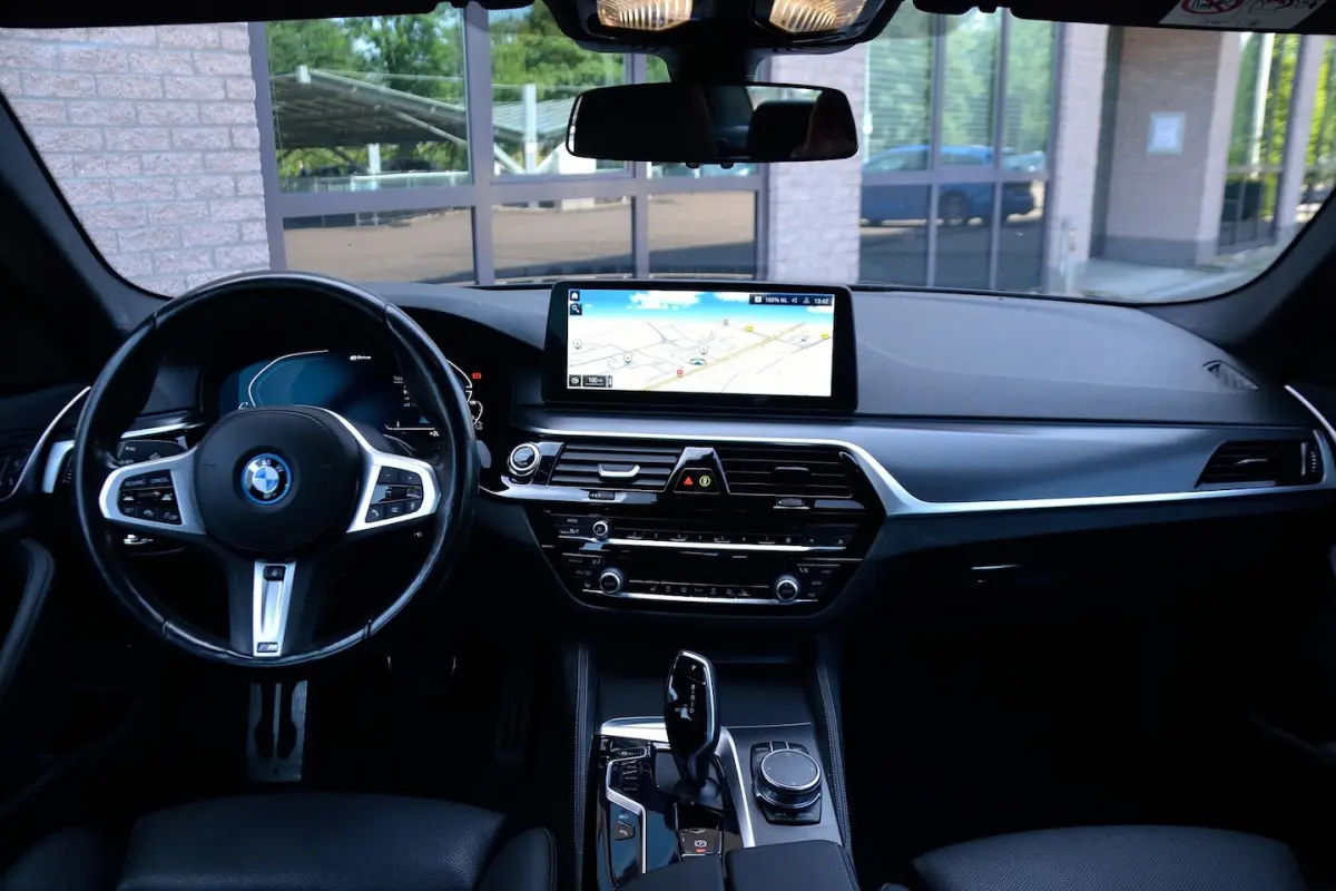 530e M-Sport | Shadow Line | ACC | Sfeerverlichting | Stoelen/Stuur verwarmd