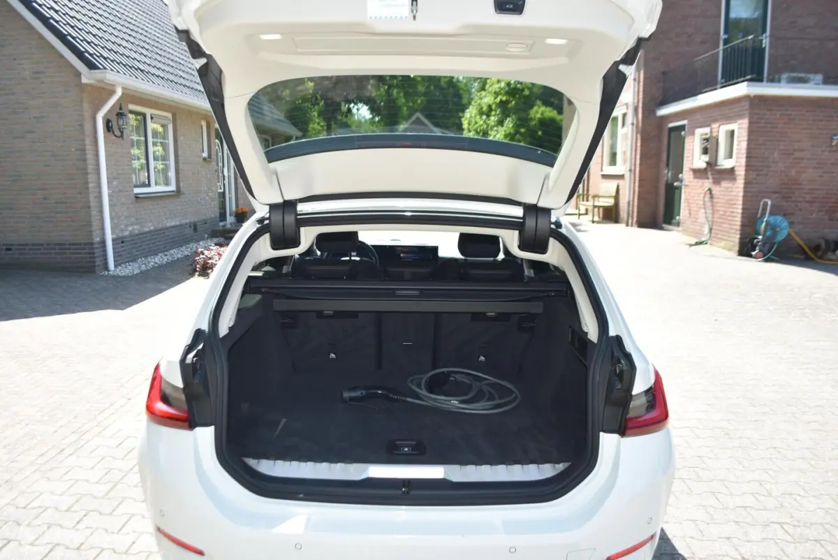 320E Aut LCI Curved display