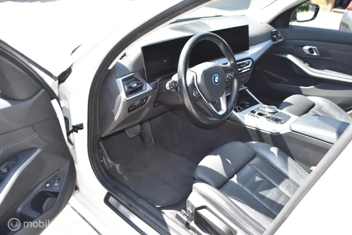 320E Aut LCI Curved display
