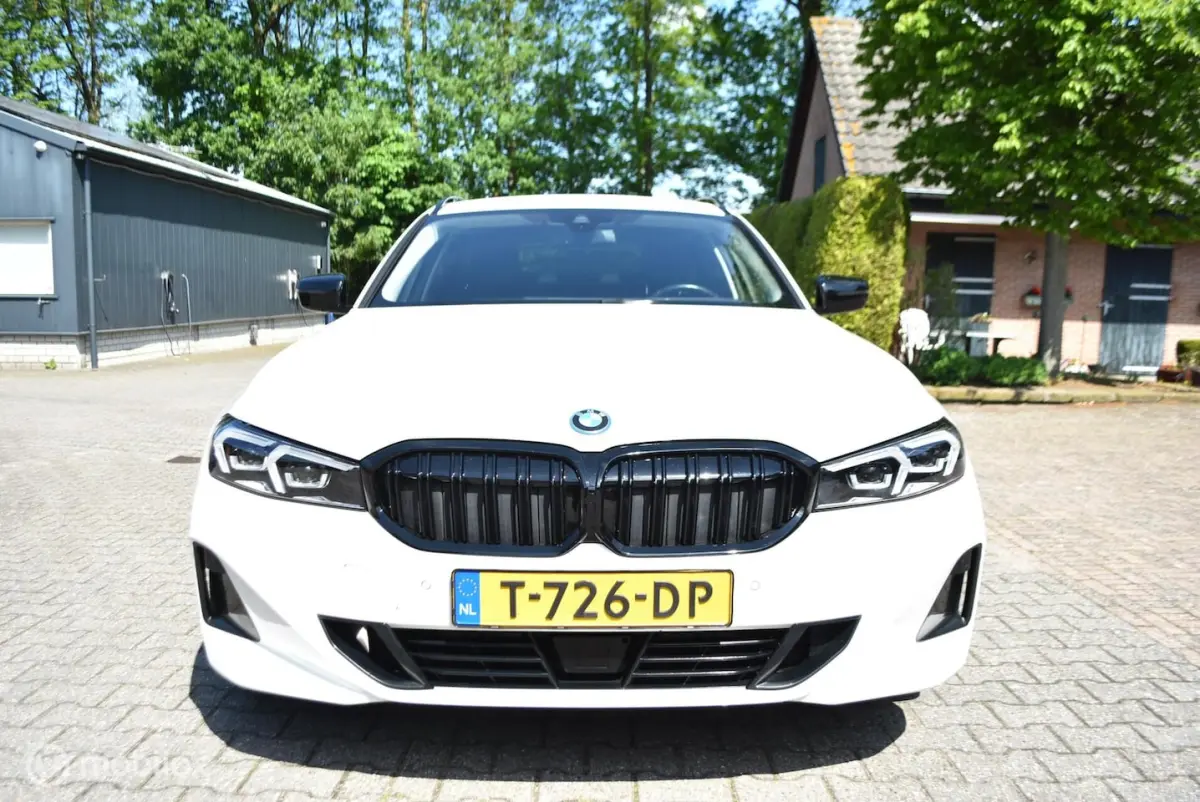 320E Aut LCI Curved display