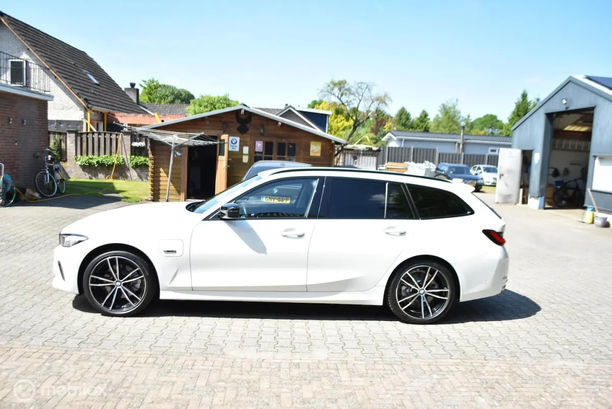 320E Aut LCI Curved display