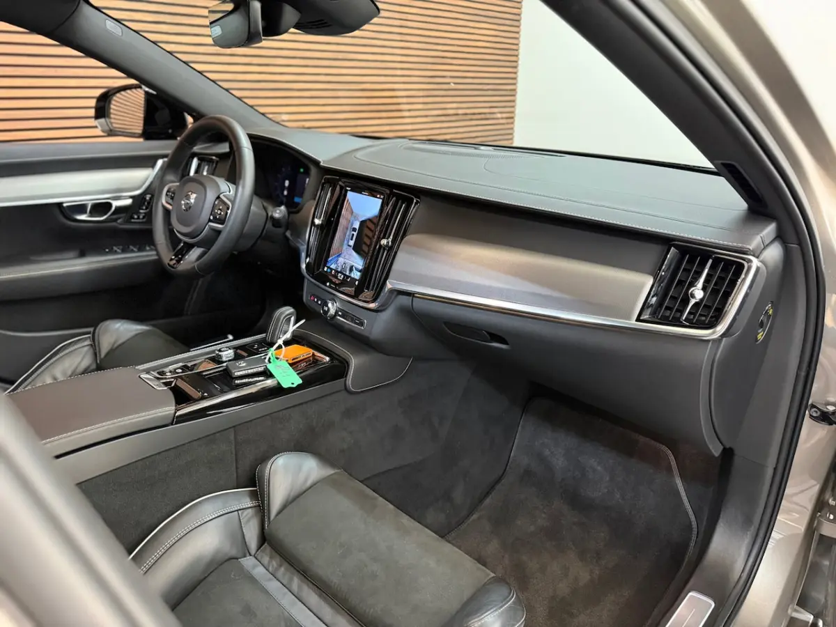 2.0 T6 Plug-in hybrid AWD Ultimate Dark | FaceLift | Luchtvering | Xenium Pakket | Licht P